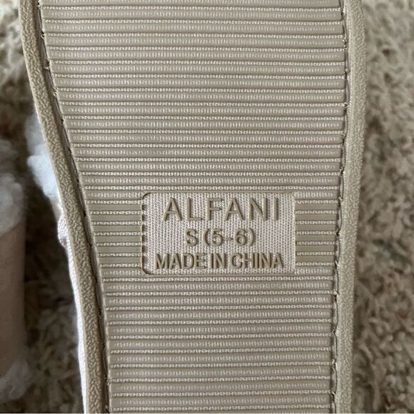 Alfani fuzzy tan slippers Sz Small NWOT - Picture 7 of 9